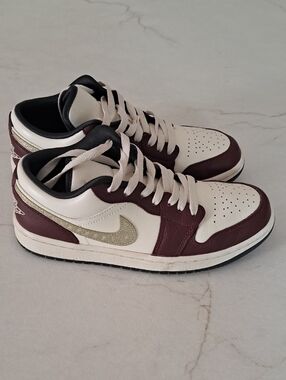 Nike Wmns 7.5 Air Jordan Low SE "Year Of The Dragon"